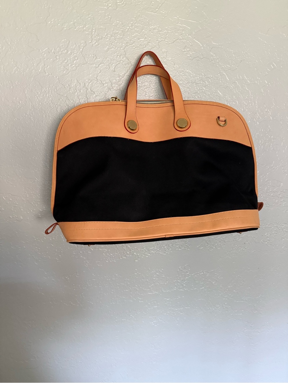 Like New Dooney and Bourke Classic Black and Tan Leather Women's Weekend Bag - Picture 8 of 12